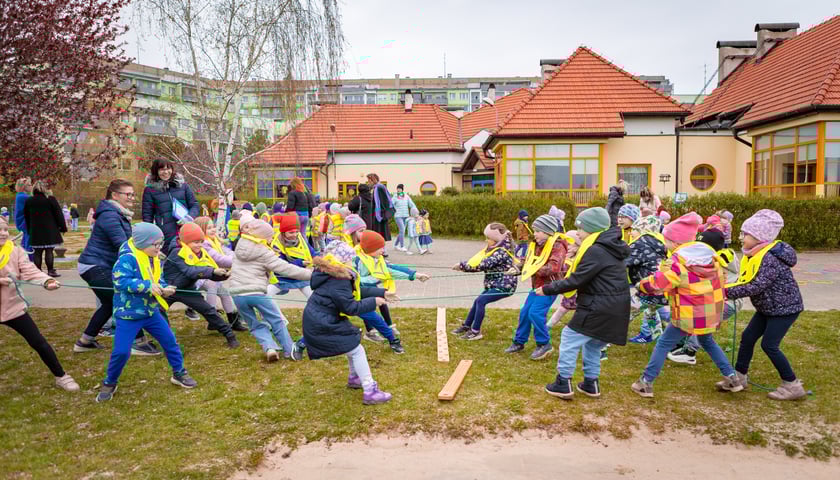 Konkurencja sportowa przedszkolaków - przeciąganie liny