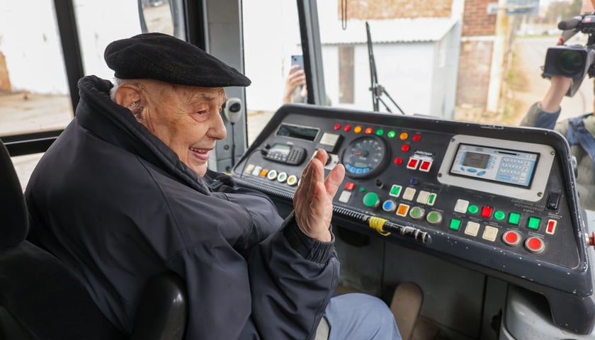 Roman Kroczak w dniu swoich setnych urodzin prowadził tramwaj na zajezdni Ołbin 
