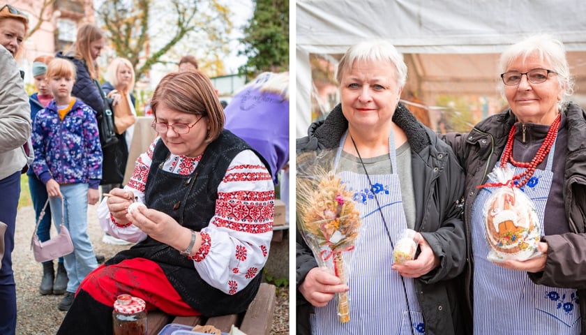 Kobieta w stroju ludowym robi wielkanocne pisanki, w tle osoby dorosłe i dzieci, dwie kobiety mają w rękach palmę i pisankę. Kiermasz wielkanocny w Muzeum Etnograficznym, 12 kwietnia 2025 r. 