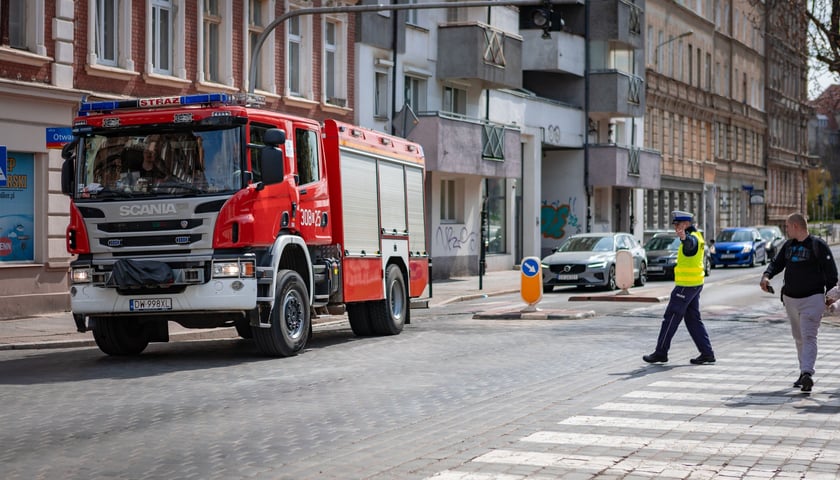 Akcja straży i policji przy III LO na Nadodrzu (12 kwietnia 2025)