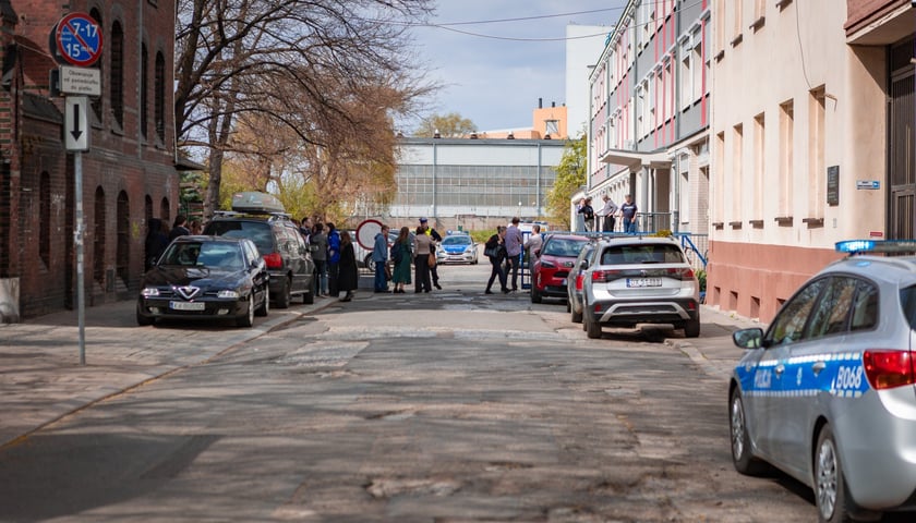 Akcja straży i policji przy III LO na Nadodrzu (12 kwietnia 2025)