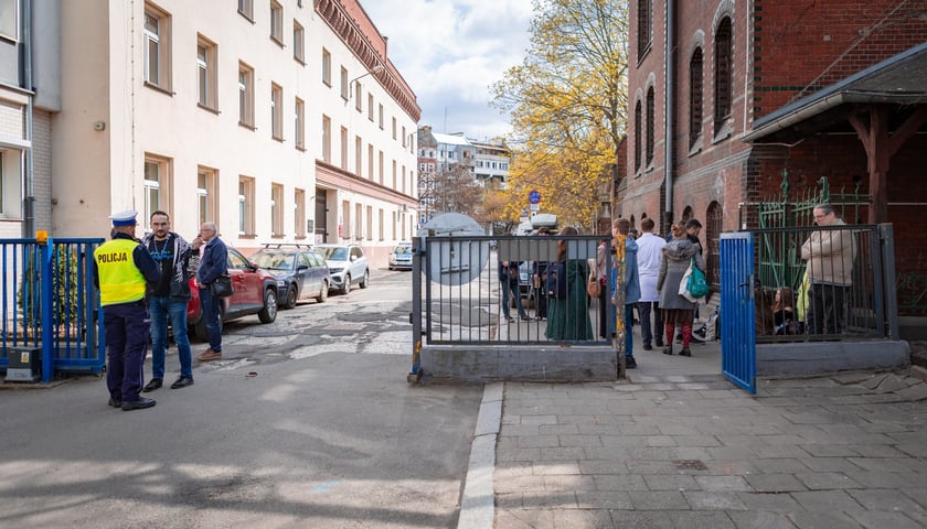 Akcja straży i policji przy III LO na Nadodrzu (12 kwietnia 2025)