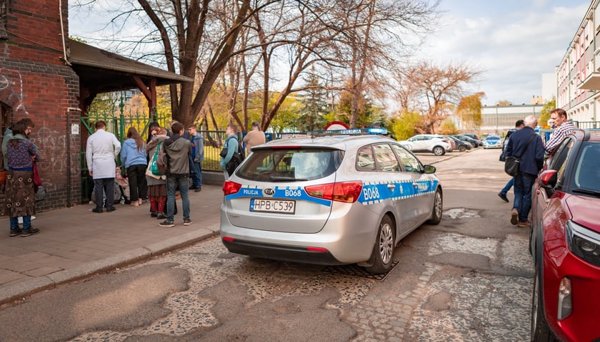 Akcja straży i policji przy III LO na Nadodrzu (12 kwietnia 2025)