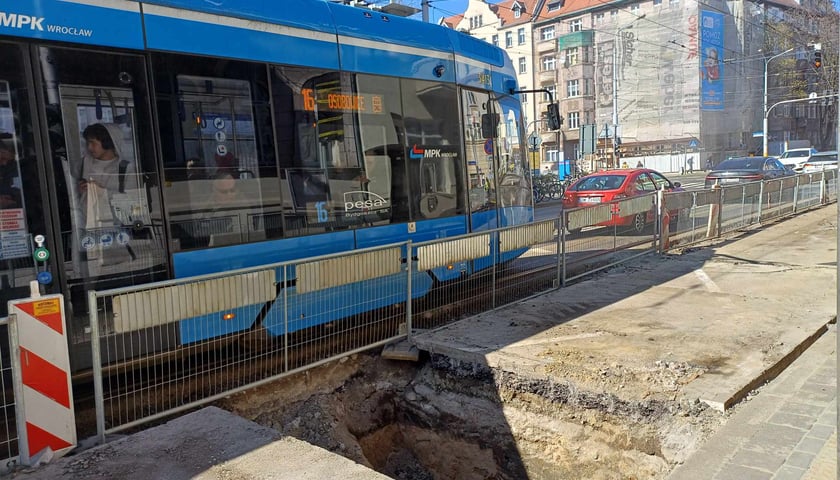 Tramwaj 16 przy przebudowywanym peronie na wiedeński na Sienkiewicza (kwiecień 2025)