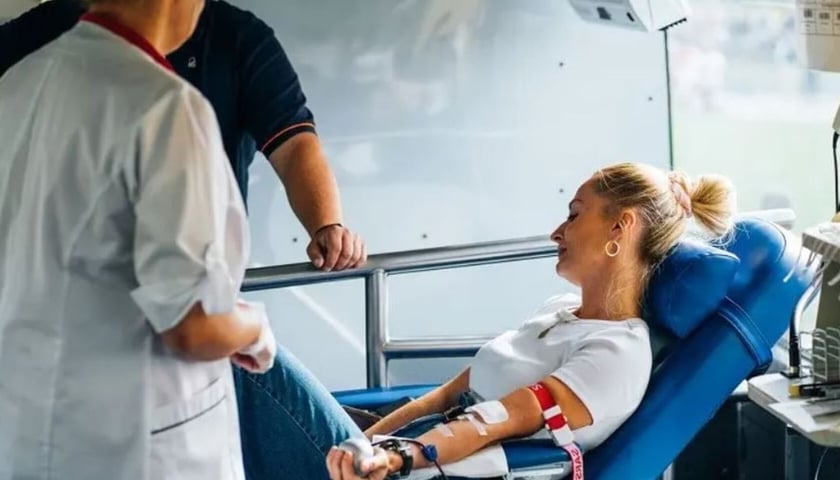 Kobieta oddająca krew