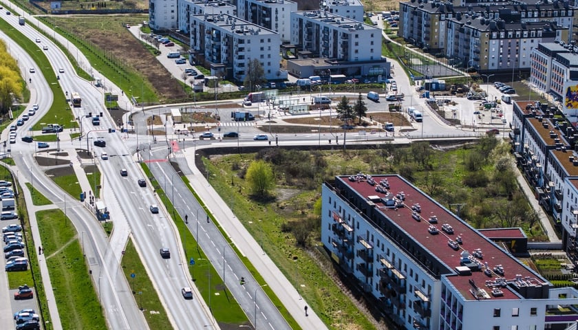 Trasa autobusowa wraz z pętlą "Jagodno" na wysokości ulicy Kajdasza