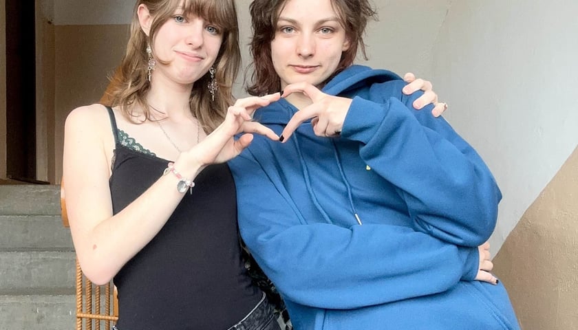 Dwie uczennice I LO we Wrocławiu: Magda Bielańska i Nadia Domagała z I LO zachęcają do uśmiechu