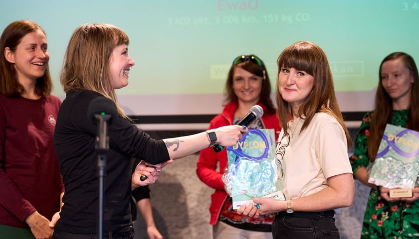 <p>Wręczenie nagr&oacute;d 6. edycji akcji &bdquo;W k&oacute;łko kręcę&rdquo; w Barbarze &ndash; laureatka I miejsca o pseudonimie Martucha (4 139 pkt, 906 km)</p>