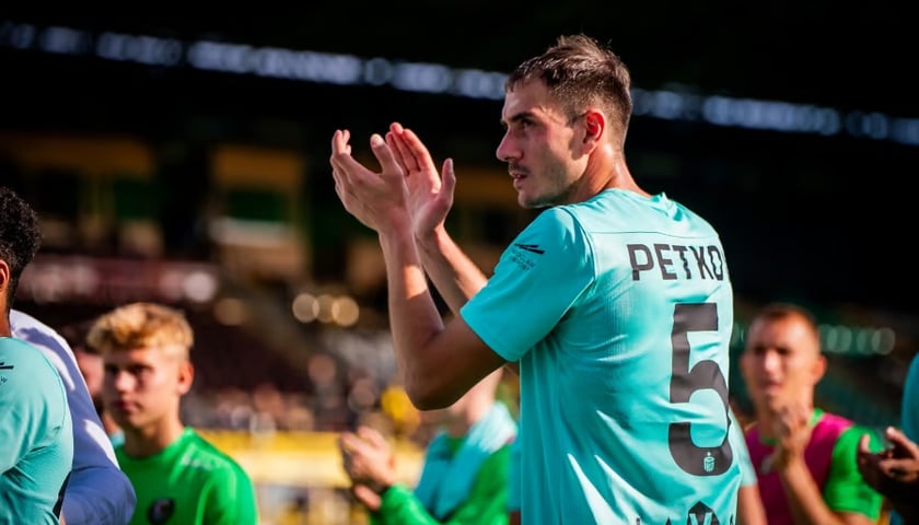 Alex Petkov i pozostali piłkarze Śląska dziękują kibicom za doping podczas pierwszego meczu z GKS Katowice