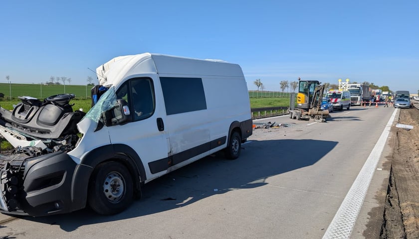 Uszkodzony bus i koparka na autostradzie A4. Autostrada w kierunku na Wrocław jest zablokowana, 16.04.2025 r.