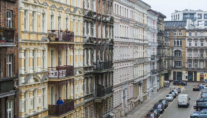 Miernicza 18 na pierwszym planie, za nią numer 20 (marzec 2025)