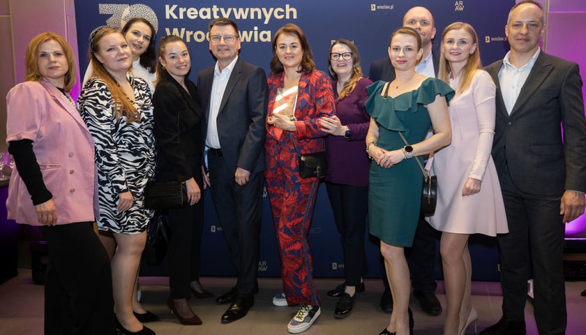W środku Sylwia Majcher z nagrodą specjalną Hydropolis, obok  Witold Ziomek, prezes MPWiK Wrocław oraz zespół MPWiK i Hydropolis