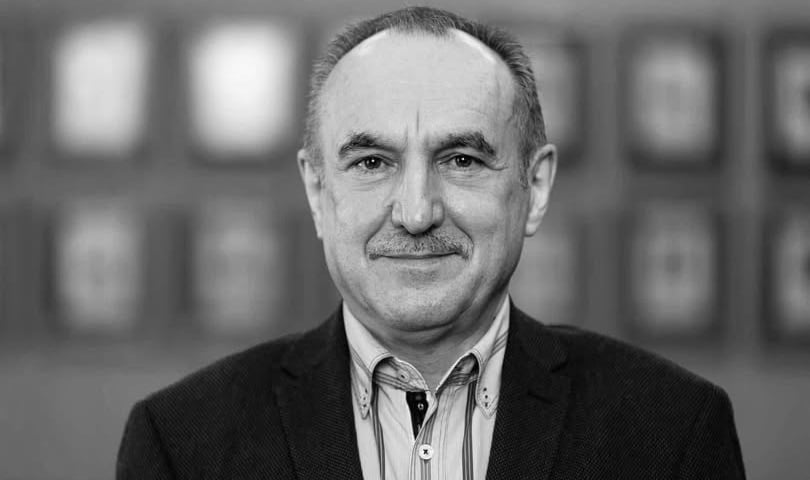 Czarno-białe zdjęcie przedstawiające Wojciecha Adamskiego