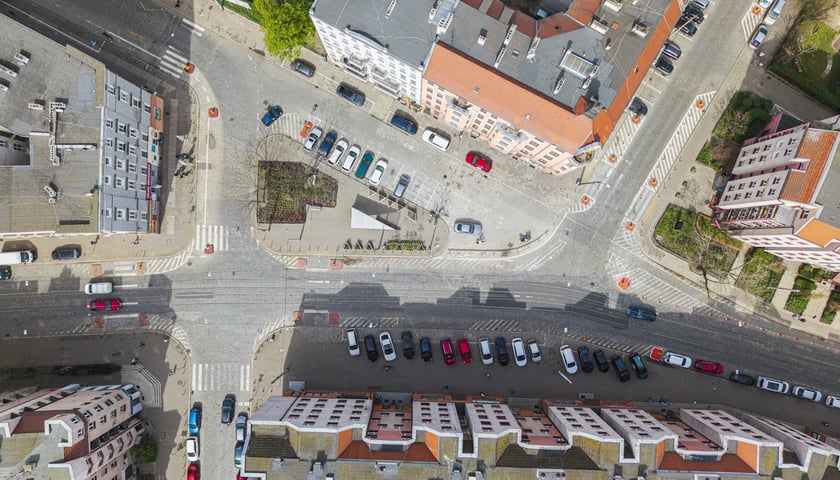Plac trójkątny - tak popularnie nazywane jest plac u zbiegu ulic Kościuszki i Komuny Paryskiej . Z Kościuszki krzyżuje się tu ulica Świstackiego i Zgodna 