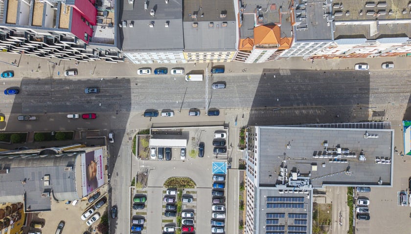 Ulica Kościuszki z lotu ptaka. W prawej dolnej części zdjęcia budynek starostwa powiatowego 