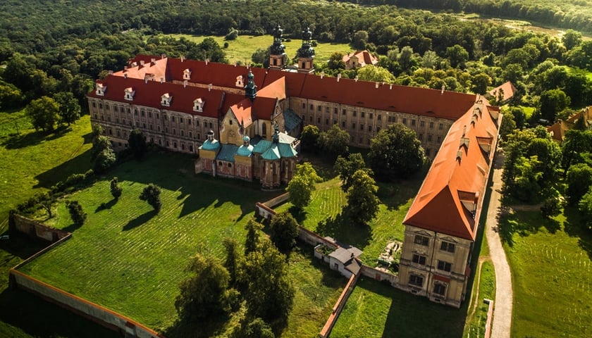 Klasztor w Lubiążu. Na zdjęciu zabytkowa budowla z lotu ptaka