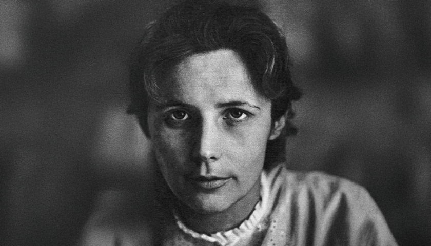Agnieszka Osiecka, poetka, autorka tekstów do piosenek, scenarzystka, reżyserka. Na zdjęciu portret kobiety