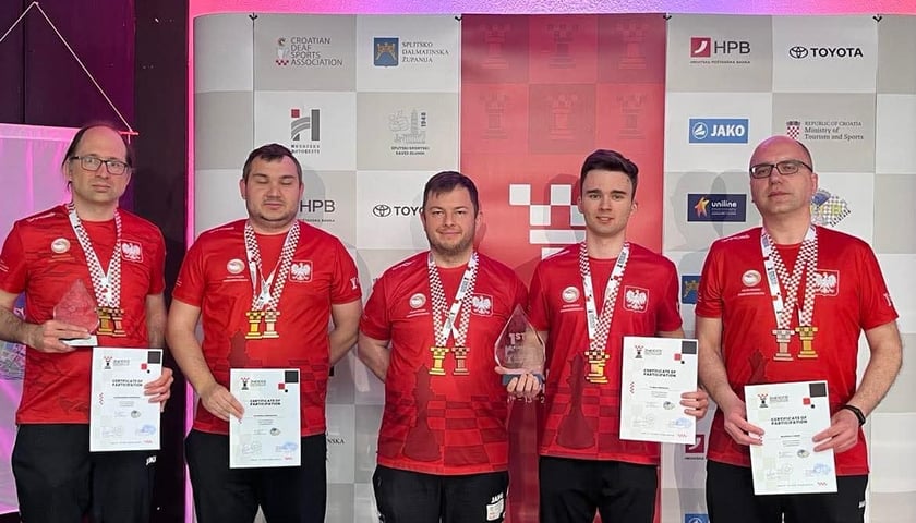 Pięciu mężczyzn w czerwonych koszulkach po dekoracji medalowej na ME w Chorwacji, wśród nich Paweł Piekielny z Wrocławia (drugi z prawej)