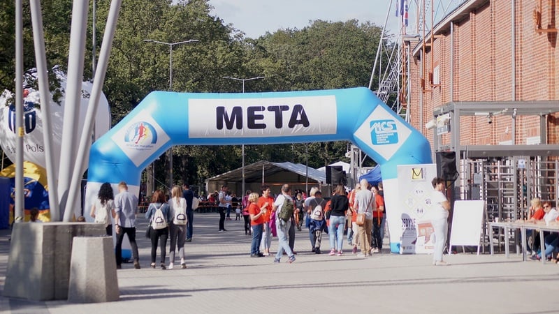 Spacer w biało-czerwonych barwach. Dodatkowe pakiety startowe na WrocWalk Marathon 2021