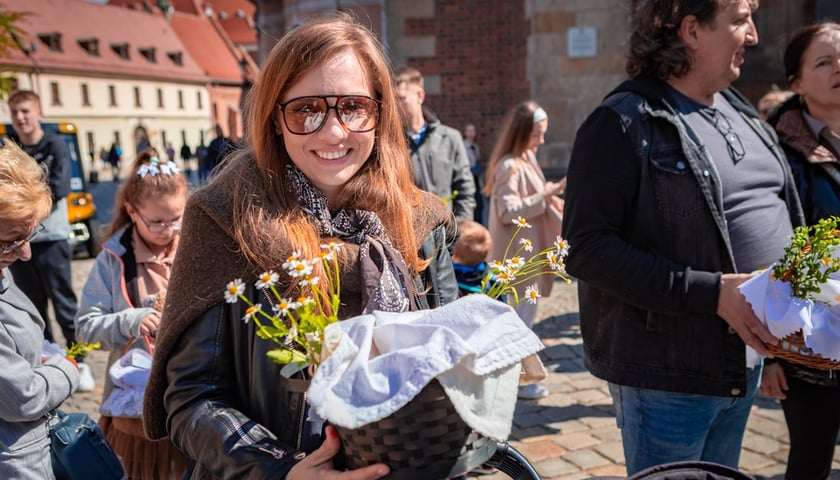 Święcenie pokarmów pod wrocławską Katedrą, 19 kwietnia 2025 rok