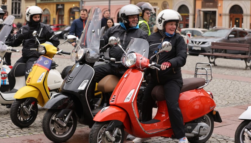 Zlot miłośników Vespy na placu Solnym we Wrocławiu z 2023 r. (zdjęcie archiwalne)