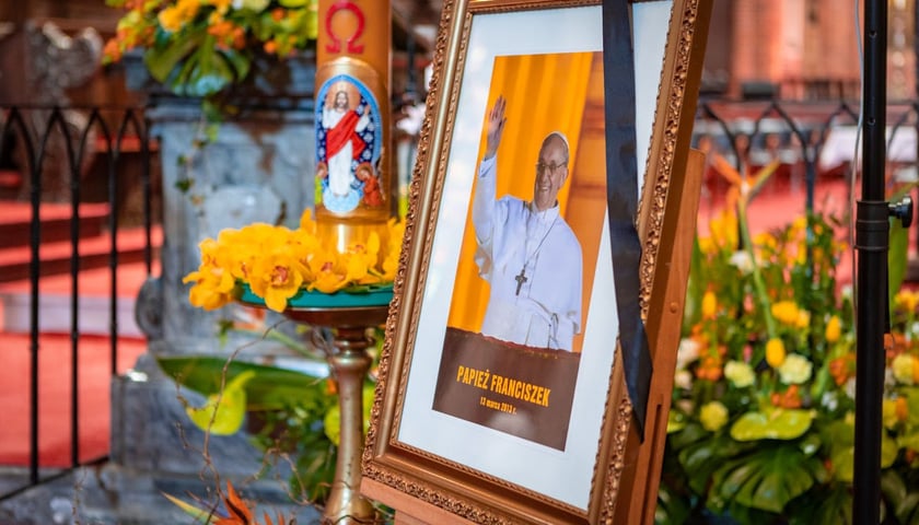 Zdjęcie zmarłego papieża Franciszka wystawione w Katedrze Wrocławskiej