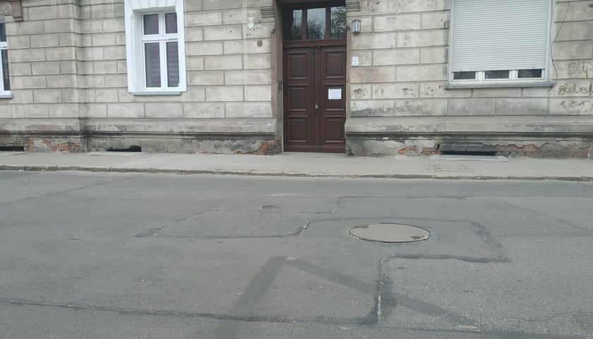 Fragment ulicy przeznaczonej do remontu na Leśnicy