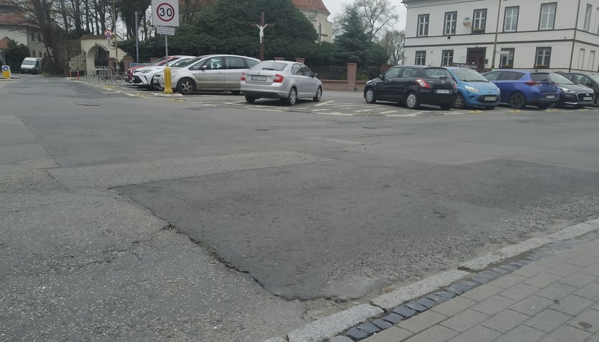 Fragment ulicy przeznaczonej do remontu na Leśnicy