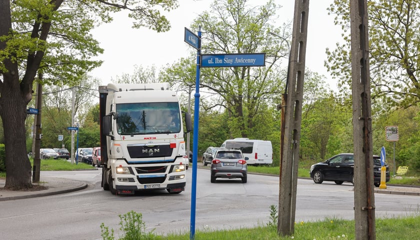 Widok na skrzyżowanie ulic Awicenny, Wiejskiej i Mokronoskiej 