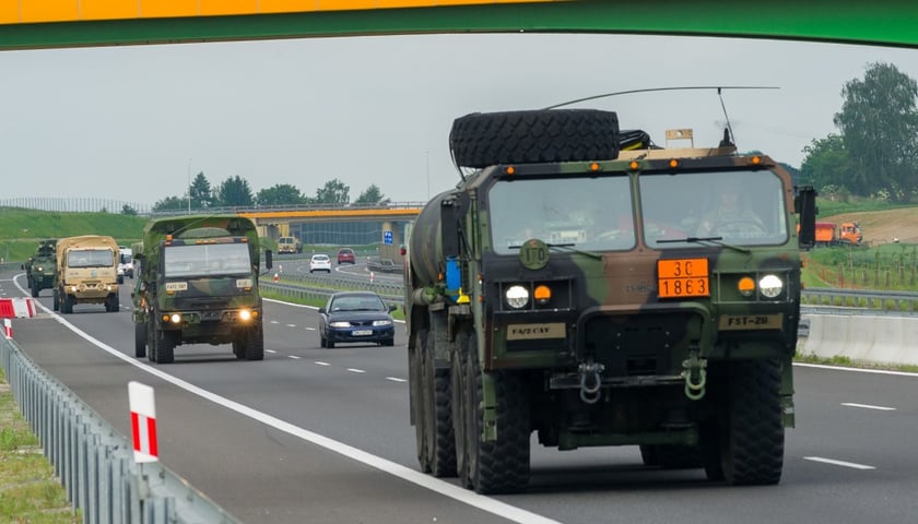kolumna wojskowa na autostradzie, zdjęcie ilustracyjne