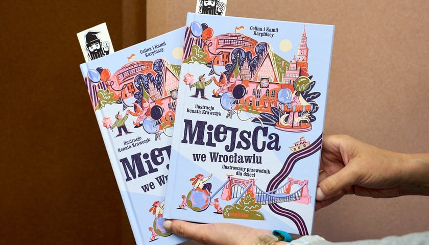 Na zdjęciu dwa egzemplarze książki „Miejsca we Wrocławiu” do wygrania konkursie