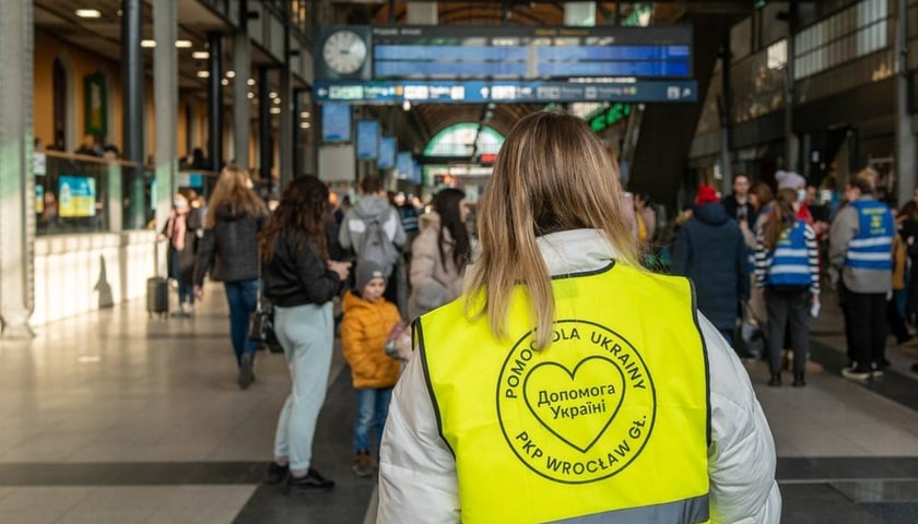 Wolontariusze na dworcu Wrocław Główny. Na stacji organizowana była pomoc dla obywateli Ukrainy