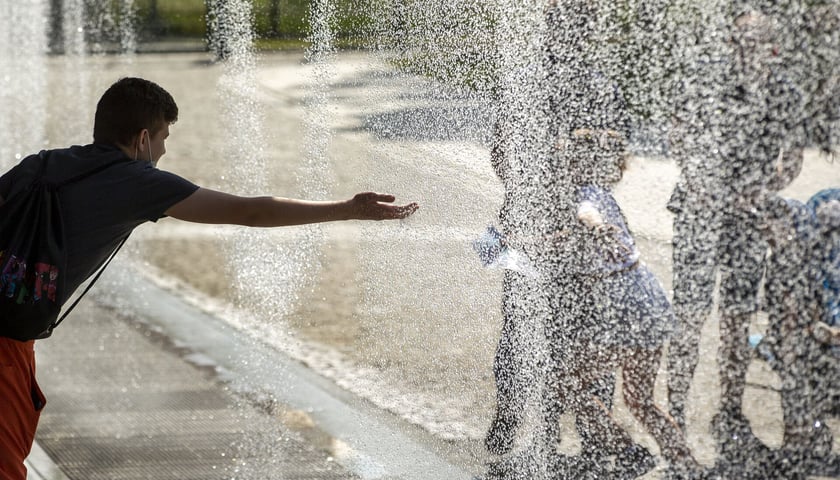 Kurtyna wodna przy wejściu do Hydropolis. Zdjęcie ilustracyjne