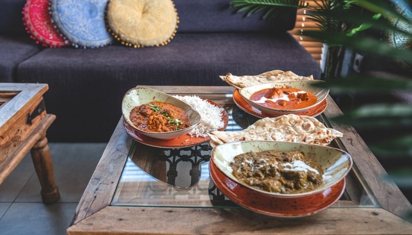 Na zdjęciu popularne dania kuchni indyjskiej z restauracji Thali. Sprawdź, jakie inne lokale gastronomiczne otworzyły się w kwietniu we Wrocławiu!