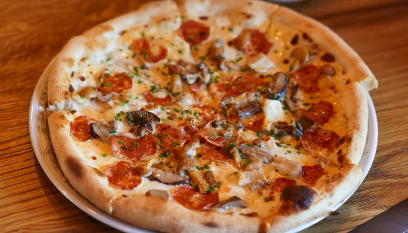 W Tutti Santi zjemy włoską pizzę w stylu klasycznym.