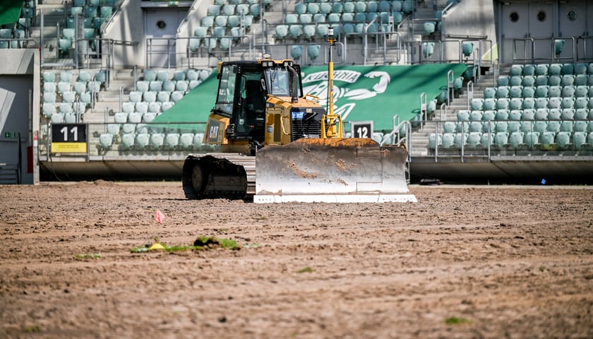 Wymiana murawy na stadionie Tarczyński Arena we Wrocławiu