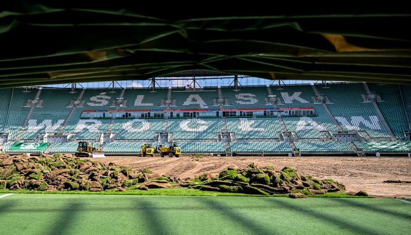 Wymiana murawy na stadionie Tarczyński Arena we Wrocławiu