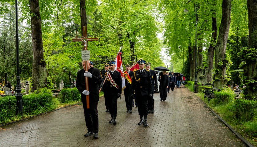Ostatnie pożegnanie Wojciecha Adamskiego, byłego wiceprezydenta Wrocławia. Uroczystość na cmentarzu Osobowickim. Wrocław, 24.04.2025