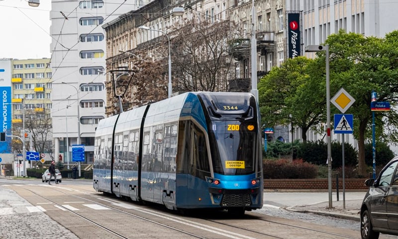 Widok na ulice Szczytnicką w stronę placu Grunwaldzkiego. Na pierwszym planie tramwaj