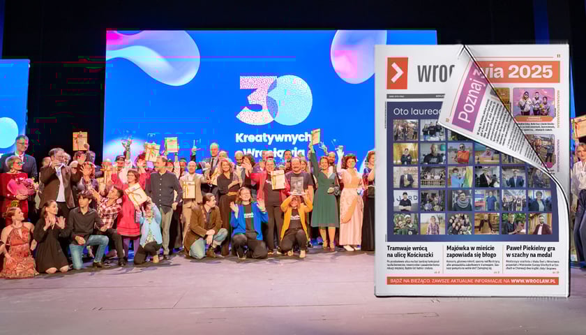 Grupowe zdjęcie laureatów konkursu 30Kreatywnych Wrocławia 2025 podczas gali na scenie Teatru Capitol 