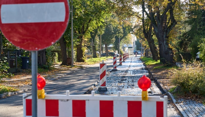 Znak zakazu wjazdu, ulica Ołtaszyńska w remoncie w 2024 roku (zdjęcie ilustracyjne)