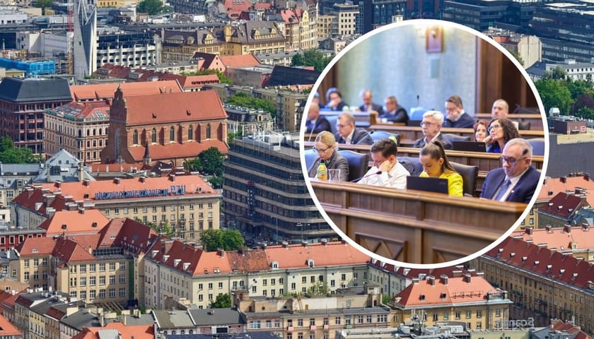 Panorama Wrocławia, radni na sali sesyjnej podczas posiedzenia Rady Miejskiej Wrocławia