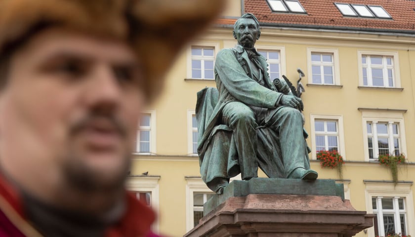 Pomnik Aleksandra Fredry we wrocławskim Rynku