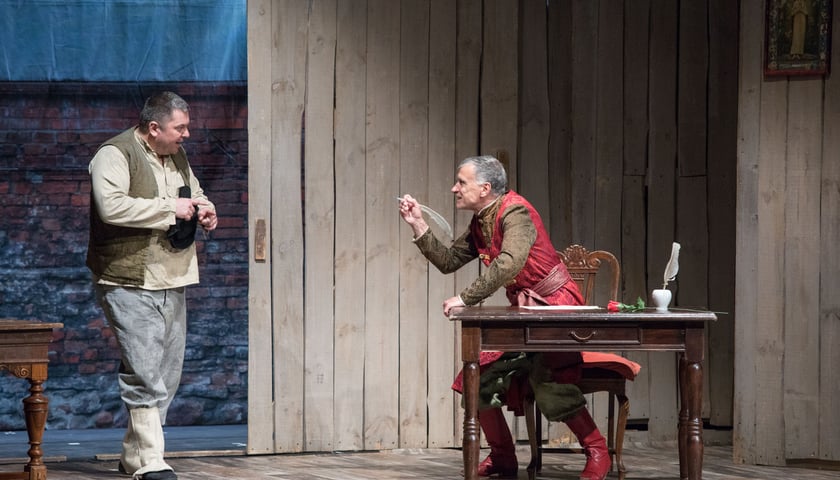 Scena ze spektaklu "Zemsta" we Wrocławskim Teatrze Komedia. Zdjęcie archiwalne