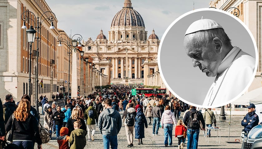 Na zdjęciu pielgrzymi zmierzający do bazyliki św. Piotra w Rzymie, na zdjęciu małym papież Franciszek 