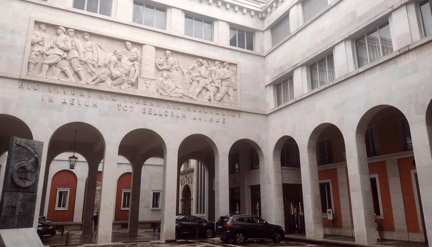 Dziedziniec Uniwersytetu Padewskiego z pomnikiem poświęconym Galileuszowi, który wykładał w Padwie