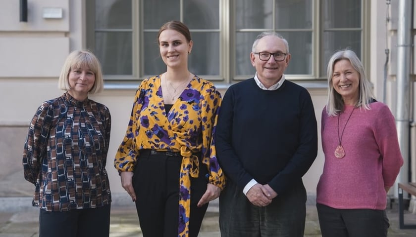 Na dziedzińcu budynku antropologii Uniwersytetu Wrocławskiego stoją od lewej: profesor Magdalena Ratajczak, doktorantka Natalia Pietruszka, profesor Paolo De Stefani z Padwy oraz Urszula Broda, kierowniczka Biura Współpracy Międzynarodowej  UWr.