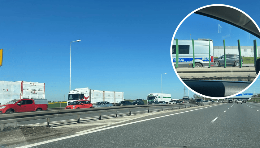 Korek na autostradzie A4, w kółku samochód osobowy i radiowóz policyjny typu bus