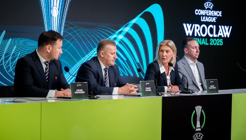 Od lewej: Łukasz Wachowski, Cezary Kulesza, Renata Granowska i Marcin Przychodny. Konferencja na stadionie, 28 kwietnia 2025 roku