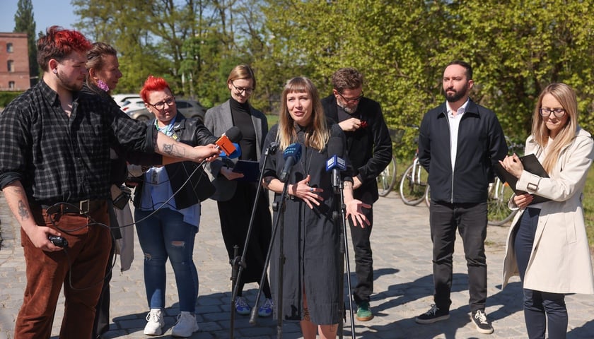 Briefing dotyczący przekazania rowerów z Biura Rzeczy Znalezionych wrocławskiego ZDiUM podopiecznym MOPS 28 kwietnia 2025